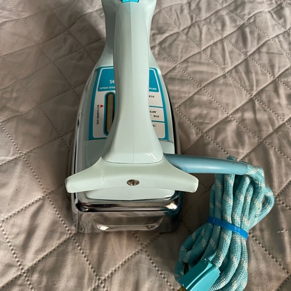 Vintage Electric Iron with Aqua Cord - Picture 11 of 13